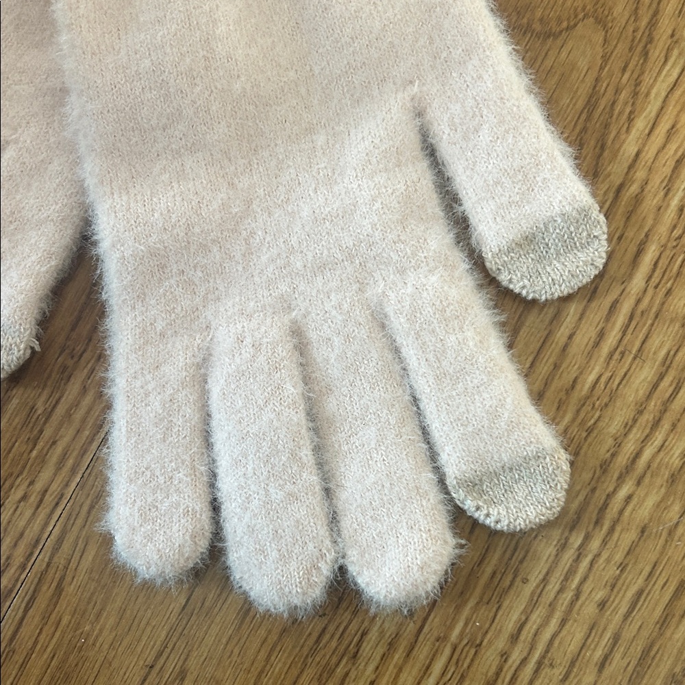 Cozy Cream Gloves with press on nails - Picture 6 of 9